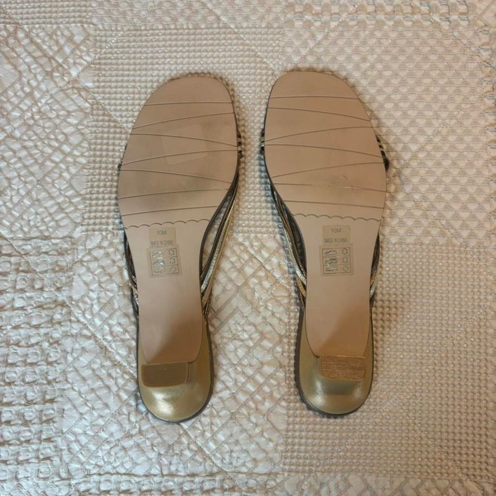 Mods International Gold metallic sandals with a chunky kitten heel - Picture 4 of 5